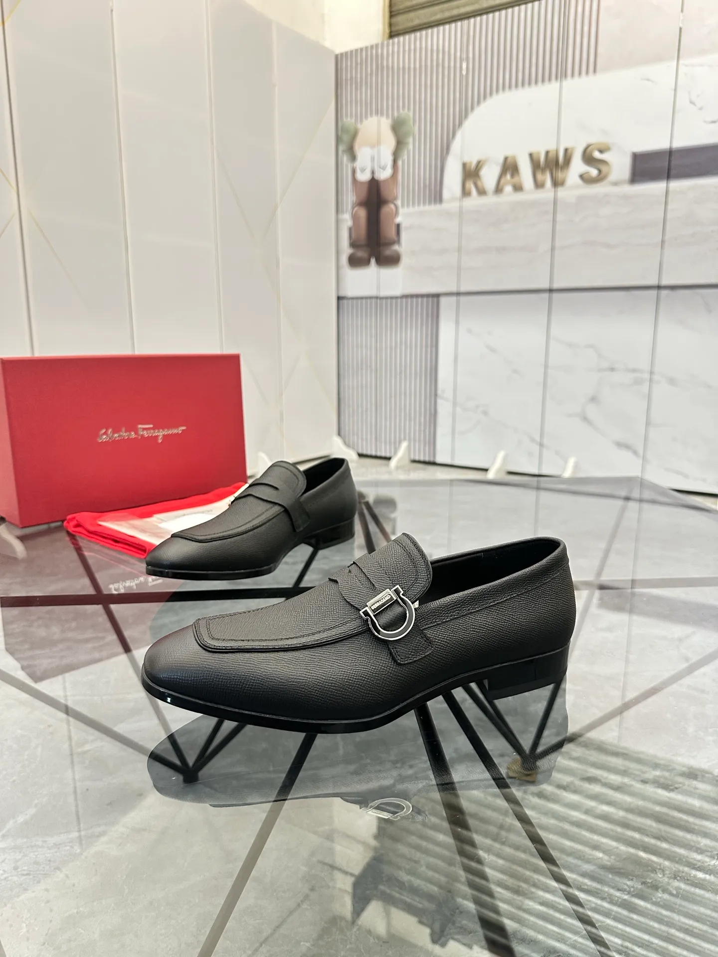 Men's shoes: 💰P640¥ High-end quality Product trademark: Ferragamo* "Ferragamo*" leather shoes Regular size: 38-44 (can be customized to 45.46.) Product materials: imported first-layer cowhide leather upper, cowhide lining, original outsole. Number: 688